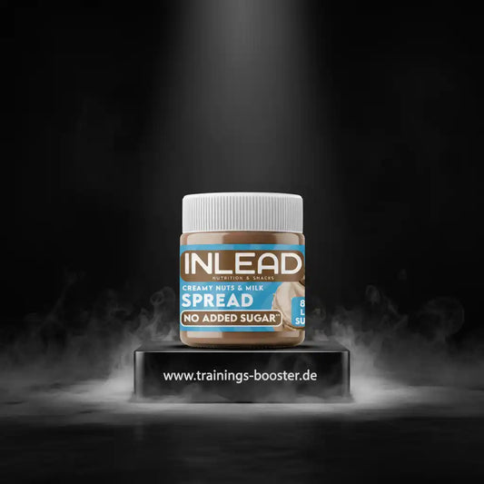 Inlead Creamy Nuts & Milk Spread ohne Zuckerzusatz auf einem Podest vor dunklem Hintergrund