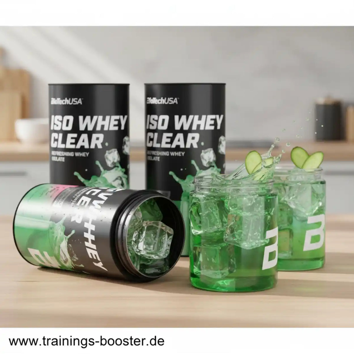 Iso Whey Clear Eiweißpulver mit Eiswürfeln und Gurkenscheiben in Gläsern auf Küchentisch