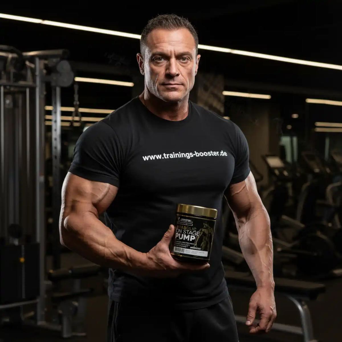 Muskulöser Mann im Fitnessstudio hält Kevin Levrone Anabolic On Stage Pump Booster.