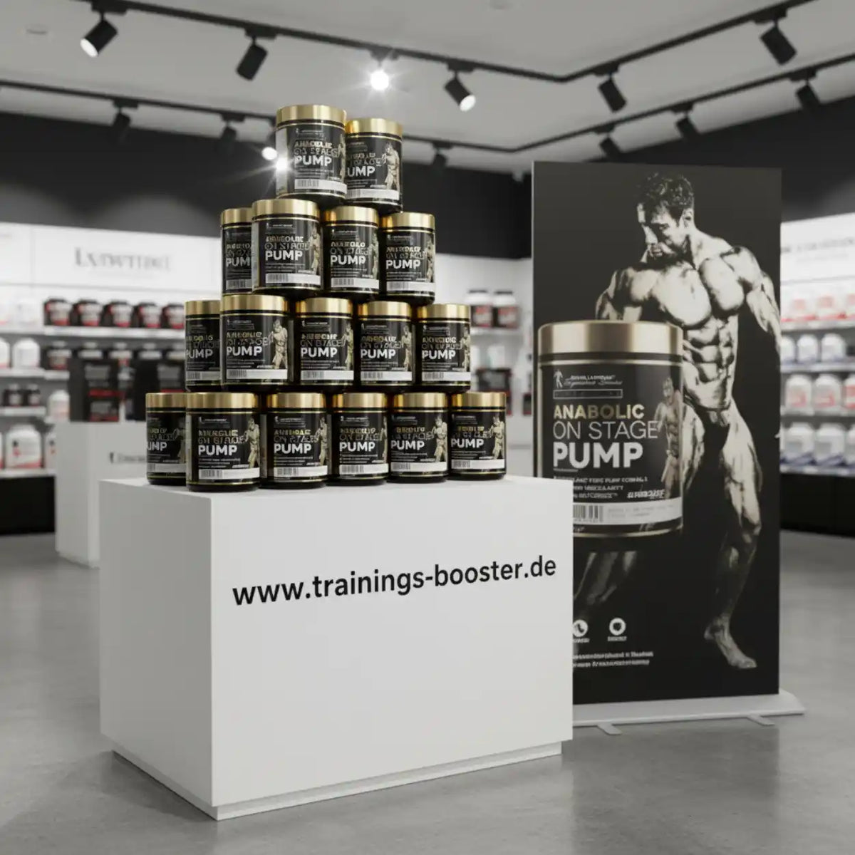 Pyramidenförmige Präsentation von Kevin Levrone Anabolic On Stage Pump Boostern auf einem weißen Podest.