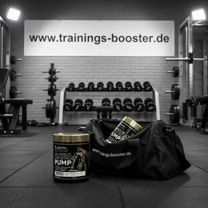 Kevin Levrone Anabolic On Stage Pump Booster Dose neben einer Sporttasche im Fitnessstudio