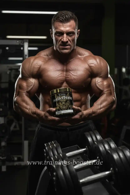 Muskulöser Mann mit Booster-Dose im Fitnessstudio, ideal für Sportnahrung und Training