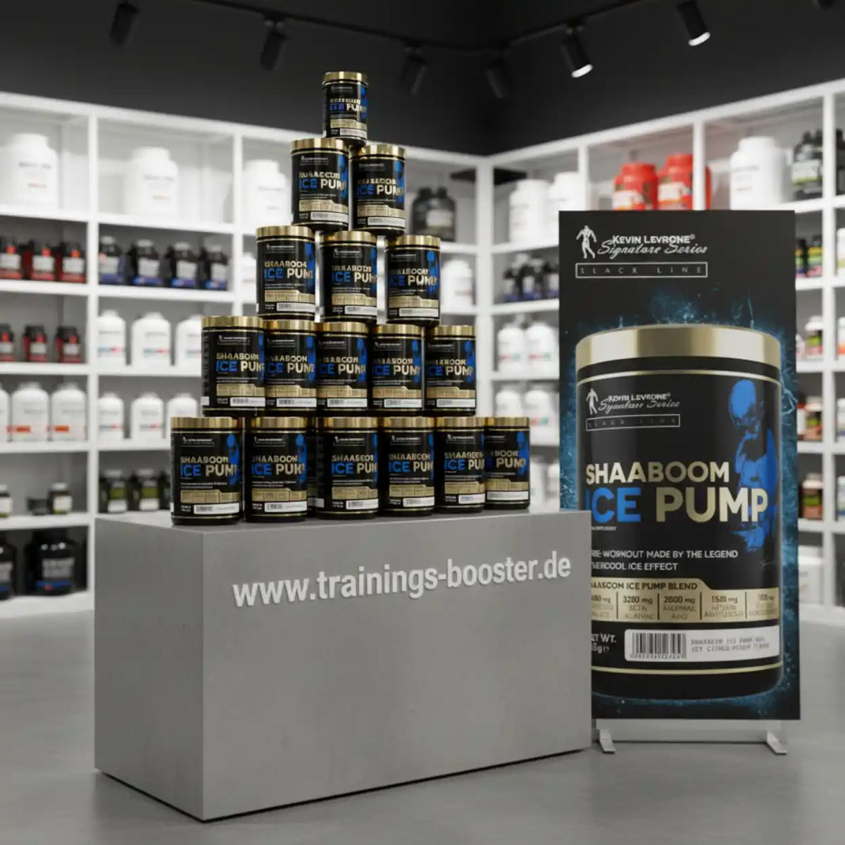 Kevin Levrone Shaaboom ICE Pump Nahrungsergänzungsmittel Dosen auf einem Podest.