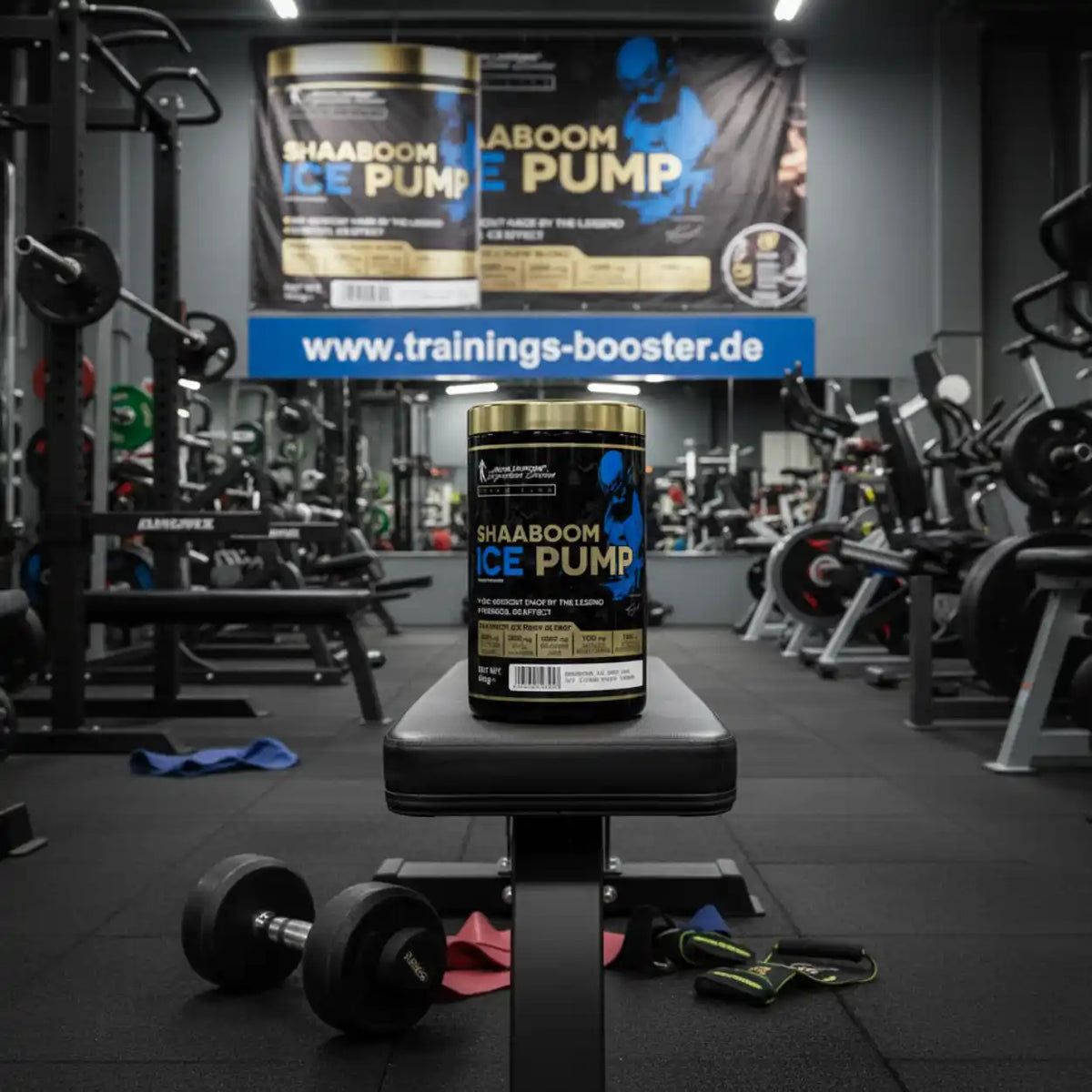 Kevin Levrone Shaaboom ICE Pump Nahrungsergänzungsmittel auf einer Hantelbank im Fitnessstudio