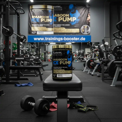 Kevin Levrone Shaaboom ICE Pump Nahrungsergänzungsmittel auf einer Hantelbank im Fitnessstudio