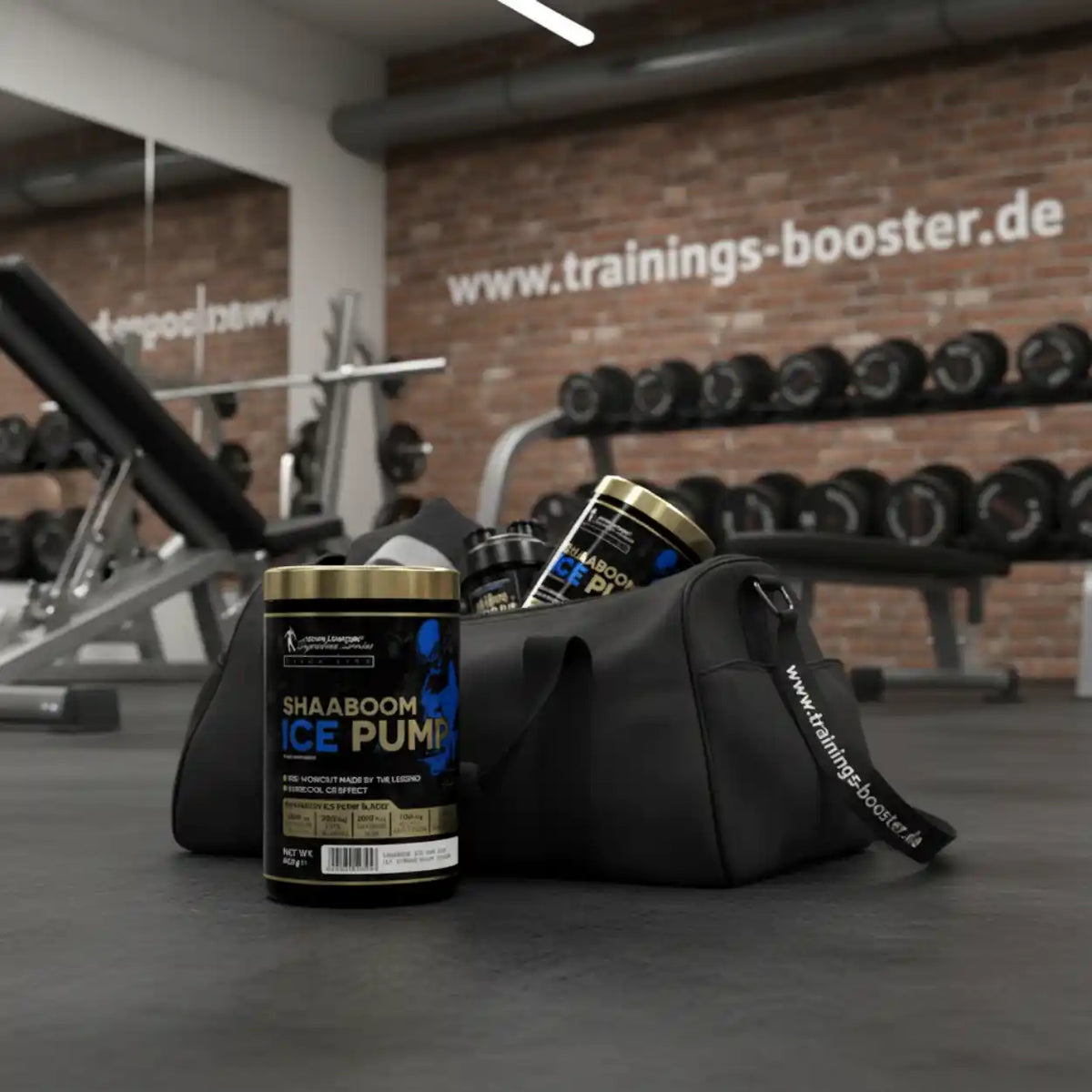 Kevin Levrone Shaaboom ICE Pump Supplement vor einer Sporttasche im Fitnessstudio
