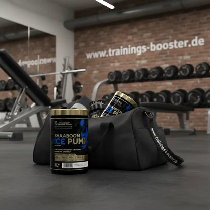 Kevin Levrone Shaaboom ICE Pump Supplement vor einer Sporttasche im Fitnessstudio