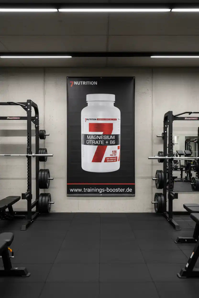 Großes Poster von Magnesium Citrat + B6 Nahrungsergänzungsmittel in einem Fitnessstudio.