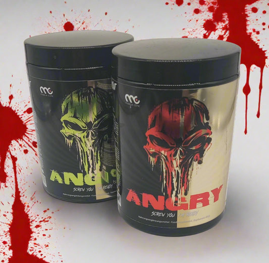 Zwei Dosen Muscle Clinic Angry Pre-Workout Booster mit Totenkopf-Design vor rotem Hintergrund.