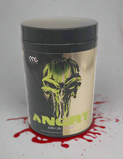 Muscle Clinic Angry Pre-Workout Booster Dose mit Totenkopf-Design auf weißem Hintergrund