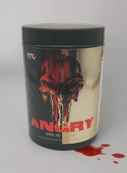 Muscle Clinic Angry Pre-Workout Booster Dose mit Totenkopf-Design auf weißem Hintergrund