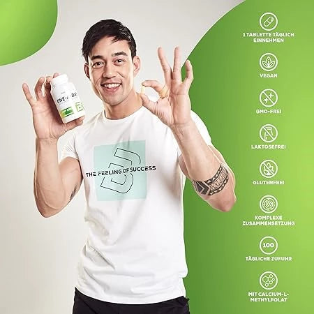 Lächelnnder Mann hält Nahrungsergänzungsmittel Dose mit Vorteilen wie vegan und GMO-frei.