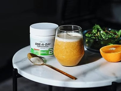 One-A-Day Professional Nahrungsergänzungsmittel mit orangefarbenem Smoothie und frischem Obst