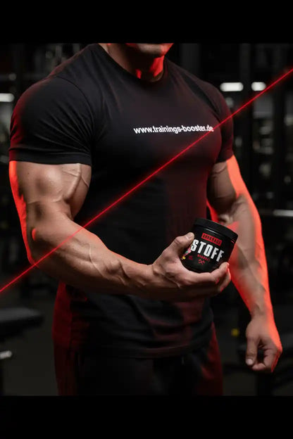Muskulöser Mann im Fitnessstudio hält eine Dose STOFF Nahrungsergänzungsmittel.
