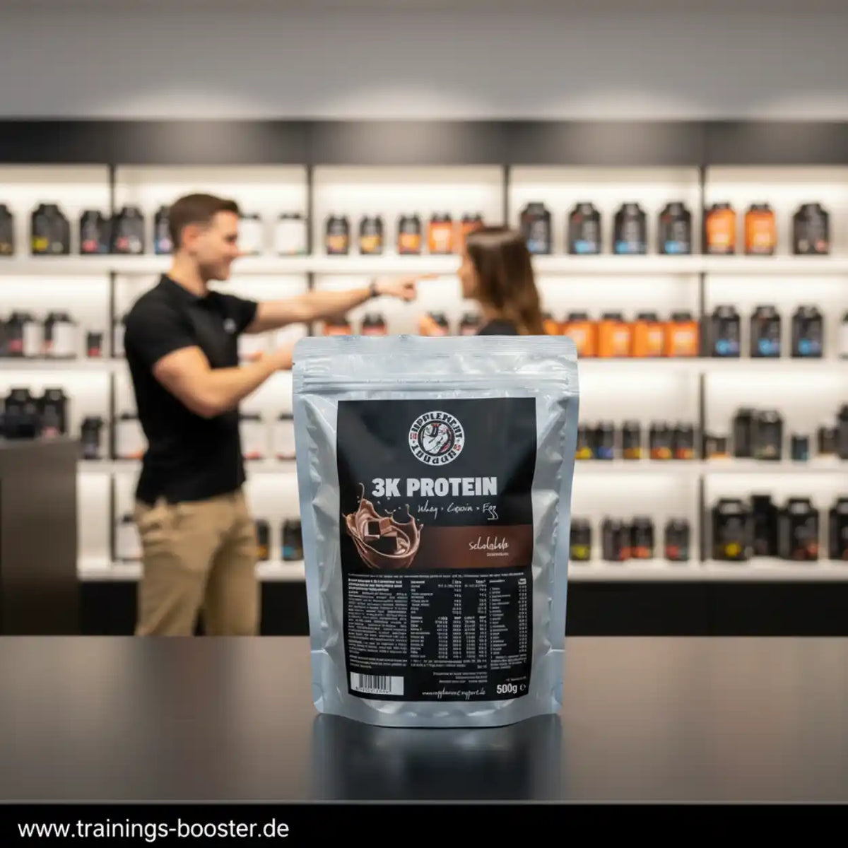 Supplement Support 3K Protein 500g Schokolade Beutel vor unscharfem Fitness-Shop Hintergrund