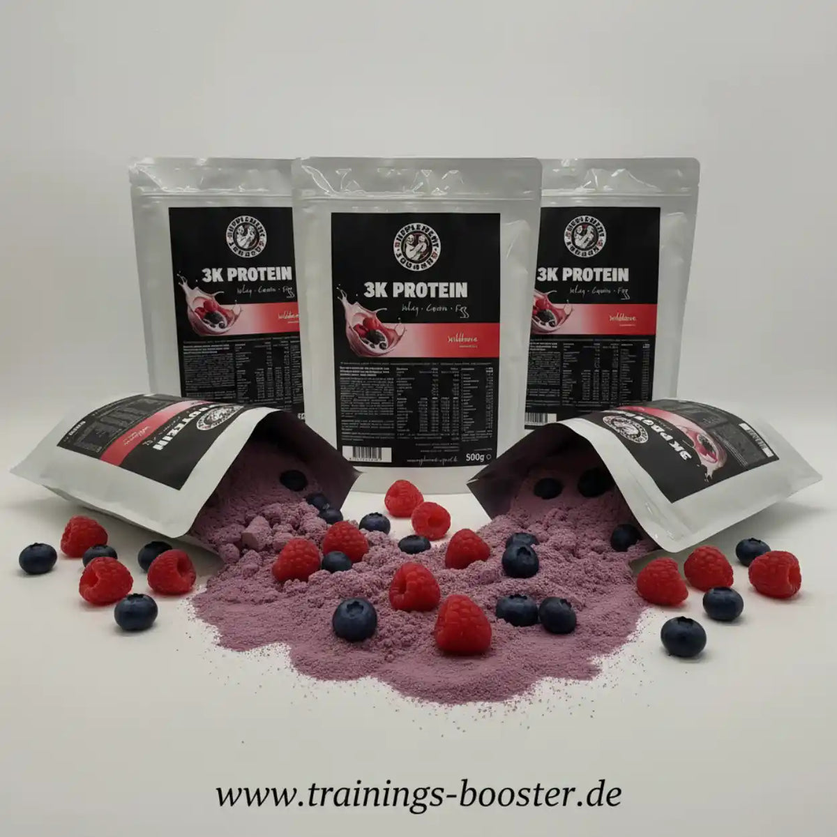Supplement Support 3 Komponenten Protein Pulver in Beerenfarbe mit frischen Himbeeren und Blaubeeren