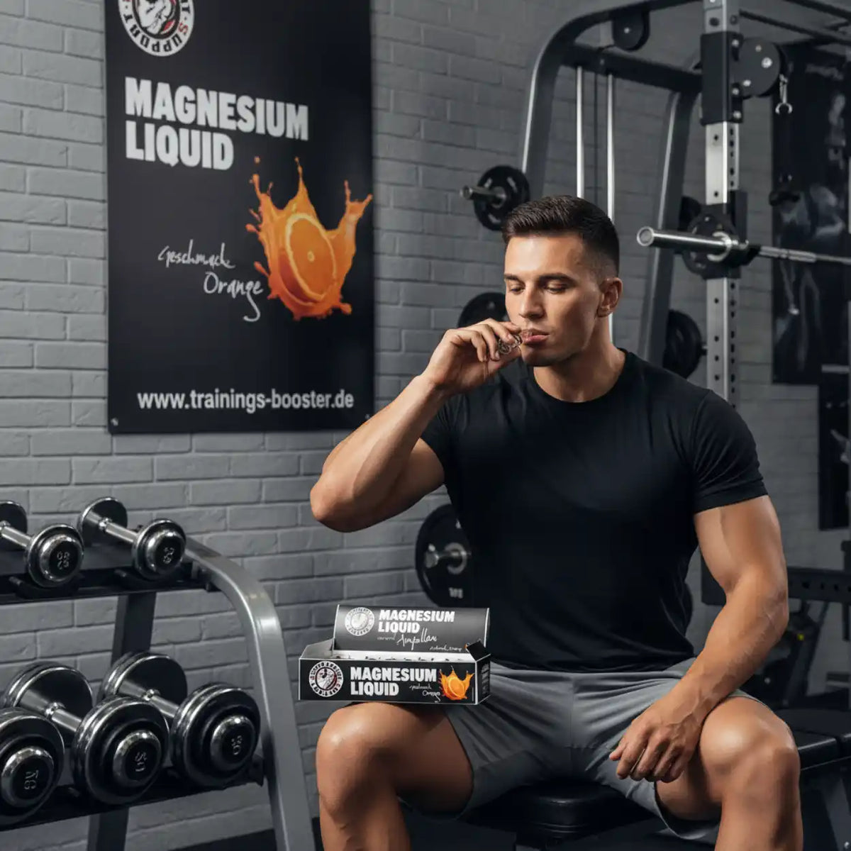 Mann im Fitnessstudio trinkt Supplement Support Magnesium Liquid Orange
