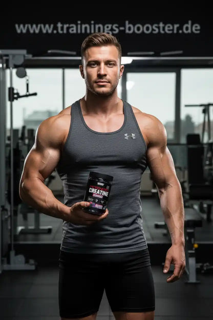 Muskulöser Mann hält eine Dose Creatine Nahrungsergänzungsmittel im Fitnessstudio.